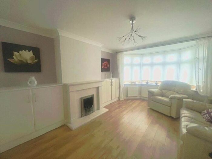 2 Bedroom Maisonette To Rent In Caernarvon Drive, Ilford, IG5