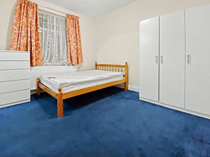Studio To Rent In Chatsworth Crescent, Hounslow, TW3