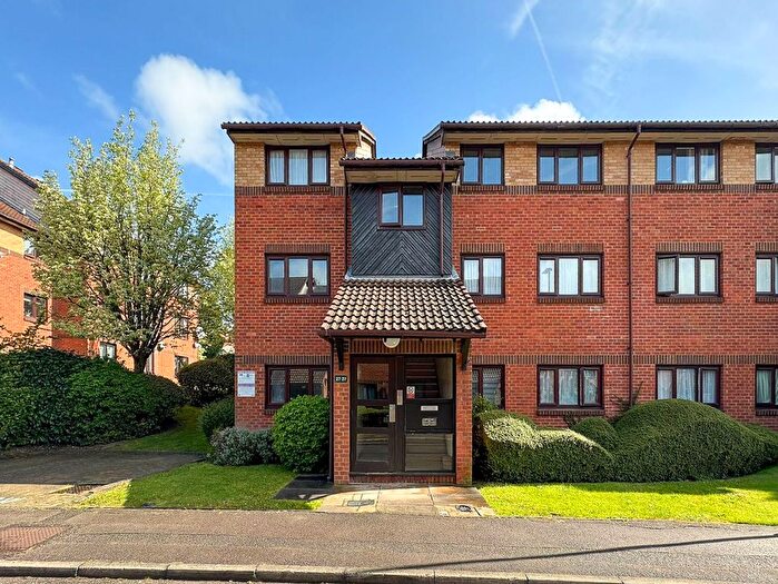 1 Bedroom Flat To Rent In Pavilion Way, Edgware, HA8