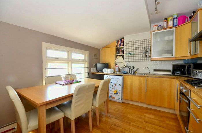 2 Bedroom Flat To Rent In Merton Road, Wandsworth, London, SW18