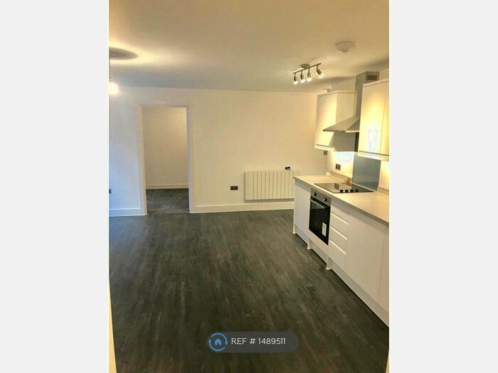 2 Bedroom Flat To Rent In Rosebery Lodge, Epsom, KT18
