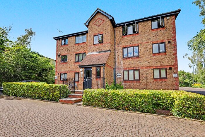 1 Bedroom Flat For Sale In Chestnut Road, Basildon, Essex, SS16