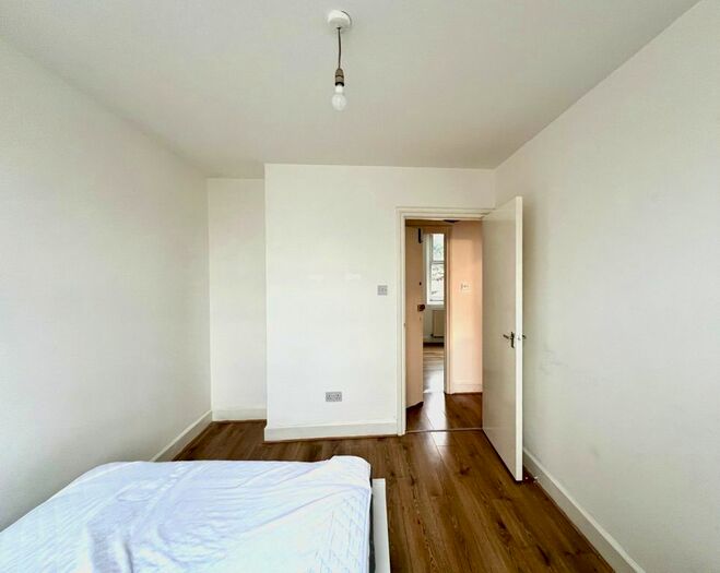 2 Bedroom Flat To Rent In Amersham Road, SE14