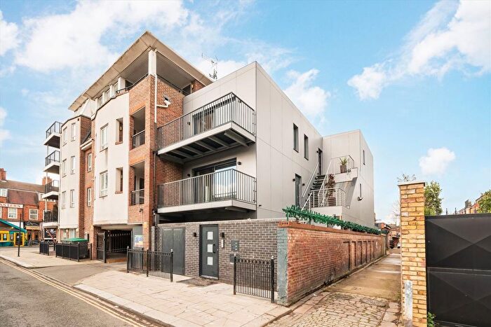 2 Bedroom Flat To Rent In Uxbridge Road, London, W5