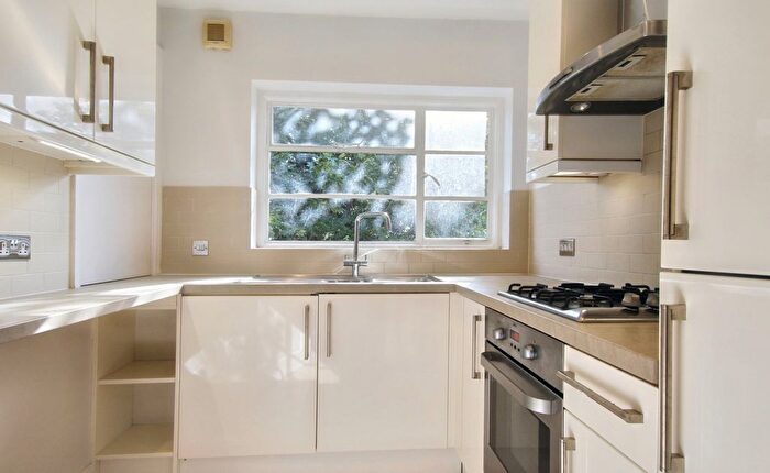 3 Bedroom Flat To Rent In Glenhill Close (), Finchley `, N3
