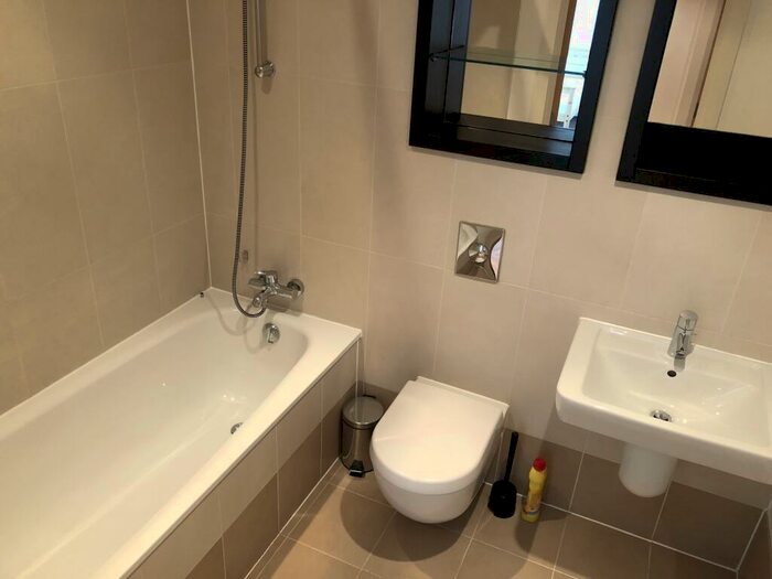 2 Bedroom Apartment To Rent In La Salle Leeds Dock City Centre, LS10