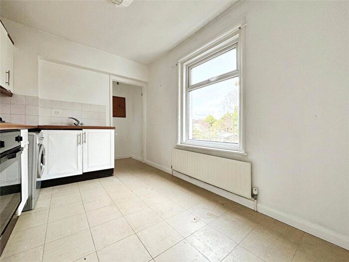 1 Bedroom Flat To Rent In Shirley Park Road, Southampton, Hampshire, SO16