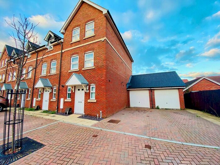 4 Bedroom House To Rent In Clifford Crescent, Sittingbourne, ME10