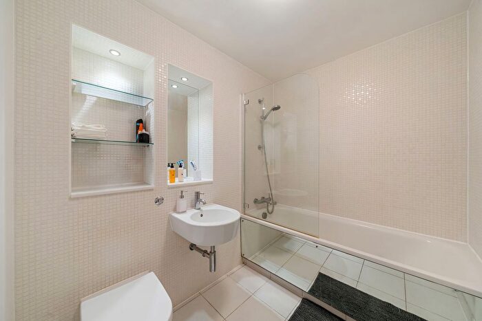 2 Bedroom Flat For Sale In Drayton Park, London, N5