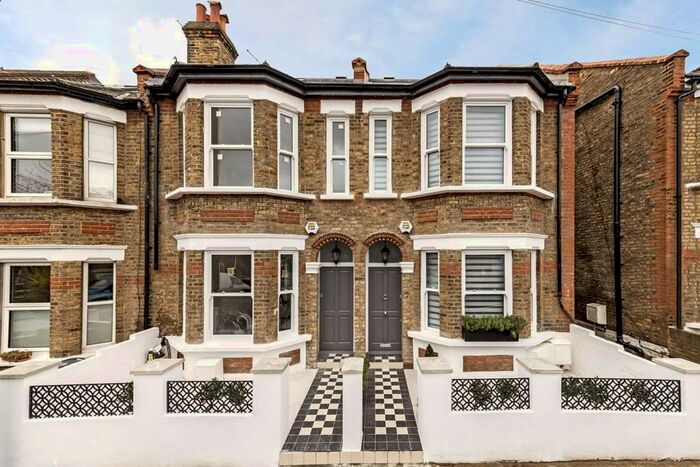 3 Bedroom Semi-Detached House To Rent In Warwick Grove, Surbiton KT5