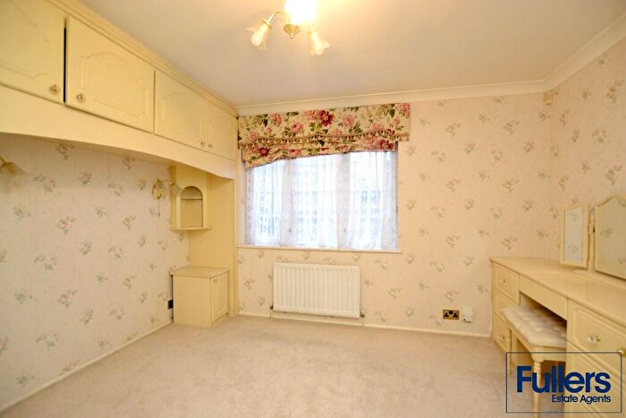 1 Bedroom Flat For Sale In Cunard Crescent, London, N21