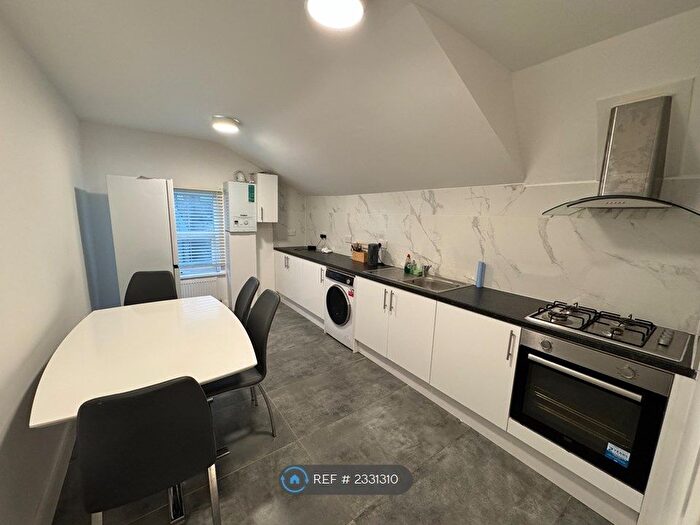 3 Bedroom Flat To Rent In Birkbeck Road - Upper, London, N17