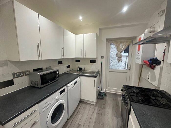 2 Bedroom Flat To Rent In Chicksand Street, Shoreditch, London, E1