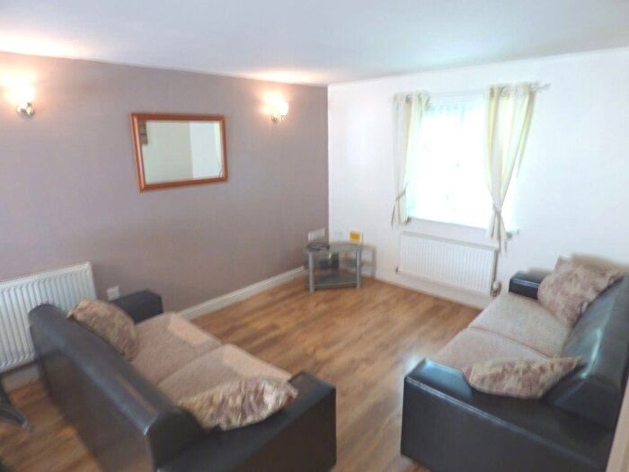 2 Bedroom Apartment To Rent In - Greenwood Road, M22