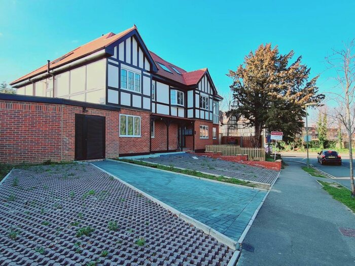 2 Bedroom Flat To Rent In Hillcrest Gardens, Esher, KT10