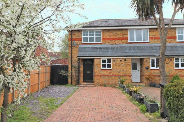 2 Bedroom End Of Terrace House To Rent In Arch Road, Walton-On-Thames, Surrey, KT12