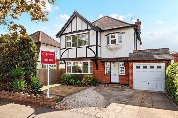 4 Bedroom Detached House For Sale In Garrick Close, Walton-on-Thames, KT12