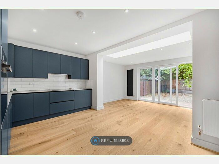 2 Bedroom Flat To Rent In Bow Lane, London, N12