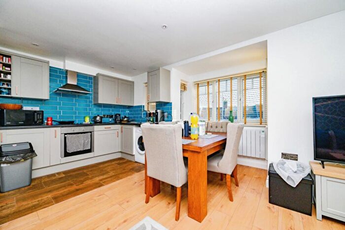 2 Bedroom Flat For Sale In Farley Hill, Luton, Bedfordshire, LU1