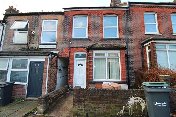 Terraced House To Rent In Hitchin Road, Luton, LU2