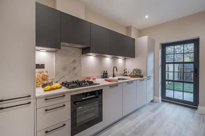 2 Bedroom Apartment For Sale In Shootersway, Berkhamsted, HP4