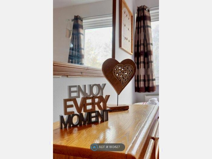 3 Bedroom Semi-Detached House To Rent In Vale Road, Windsor, SL4