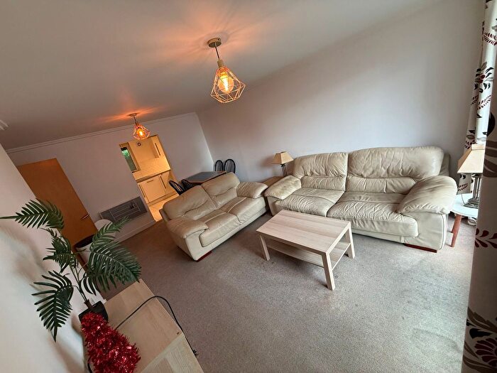 3 Bedroom Flat To Rent In Kingscote Way, Brighton, BN1