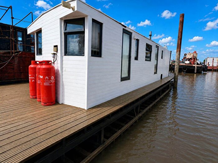 2 Bedroom Houseboat For Sale In Vicarage Lane, Rochester, ME3
