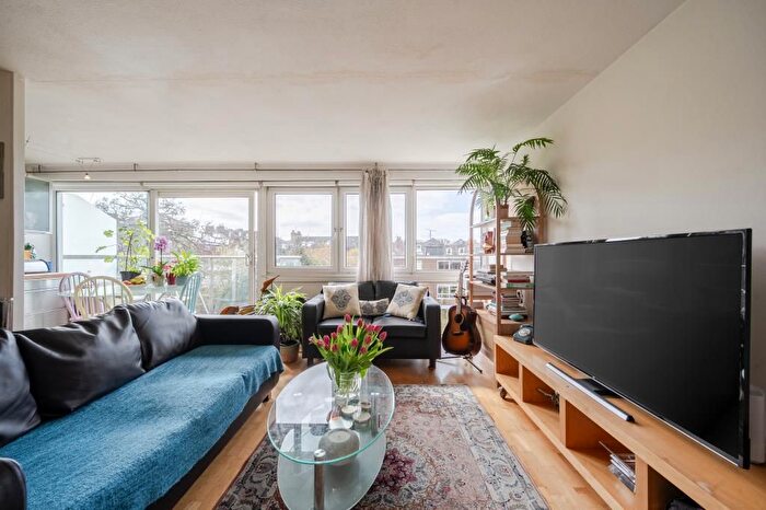 2 Bedroom Maisonette For Sale In Ridgway, Richmond Hill, Richmond, TW10