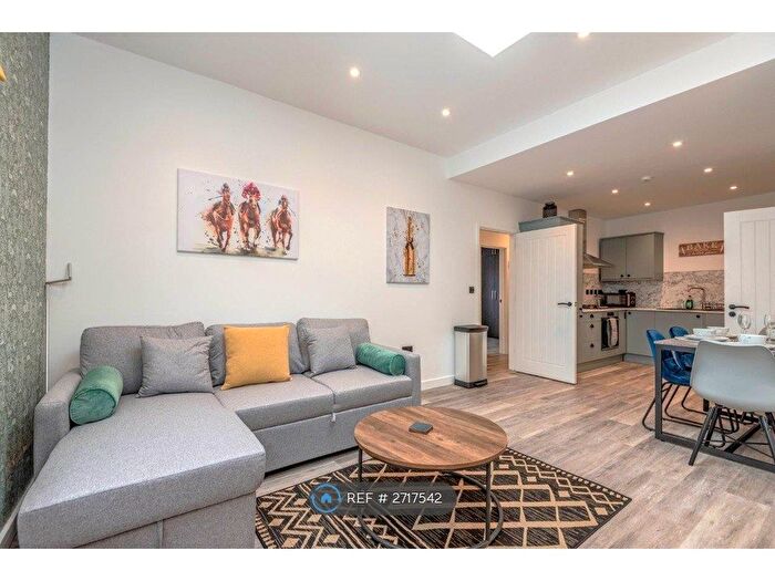 2 Bedroom Flat To Rent In High Street, Cheltenham, GL50