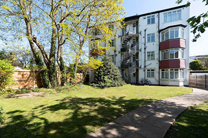 2 Bedroom Flat For Sale In Hainault Road, Upper Leytonstone, E11