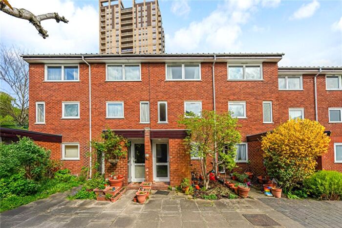 2 Bedroom Maisonette For Sale In Regent Square, London, E3