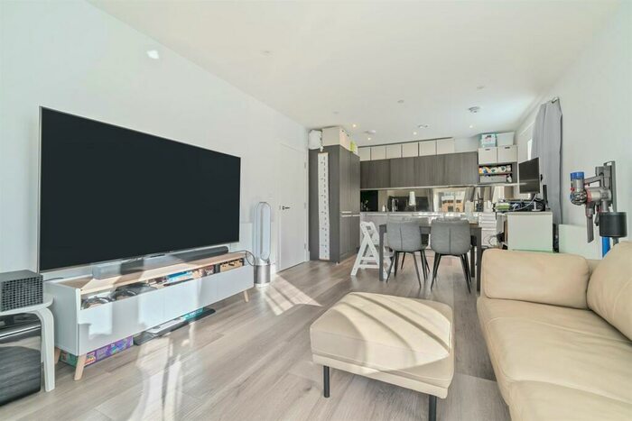 2 Bedroom Apartment To Rent In Fairhaven Drive, Reading, RG2