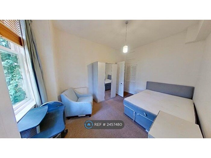 3 Bedroom Flat To Rent In Buccleuch Terrace, Edinburgh, EH8