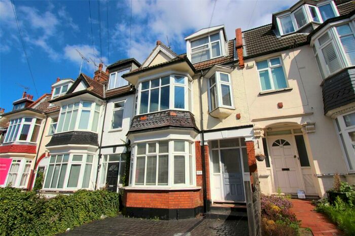 1 Bedroom Apartment To Rent In Oakleigh Park Drive, Leigh-on-Sea, Essex, SS9