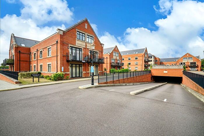 2 Bedroom Flat For Sale In Marlborough Drive, Bushey, WD23