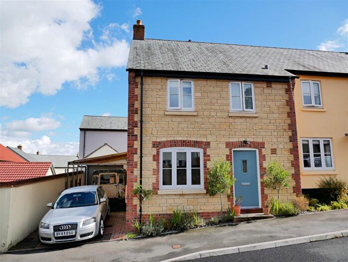 3 Bedroom Semi-Detached House For Sale In Andrews Way, Calne, SN11