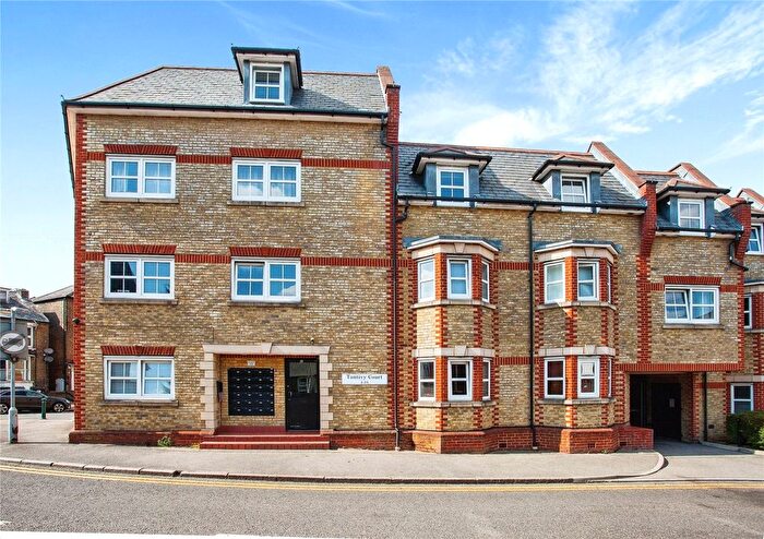 2 Bedroom Flat For Sale In Queens Road, Watford, Hertfordshire, WD17