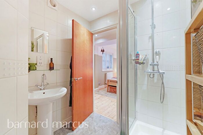 2 Bedroom Flat For Sale In Granville Road, London, SW18