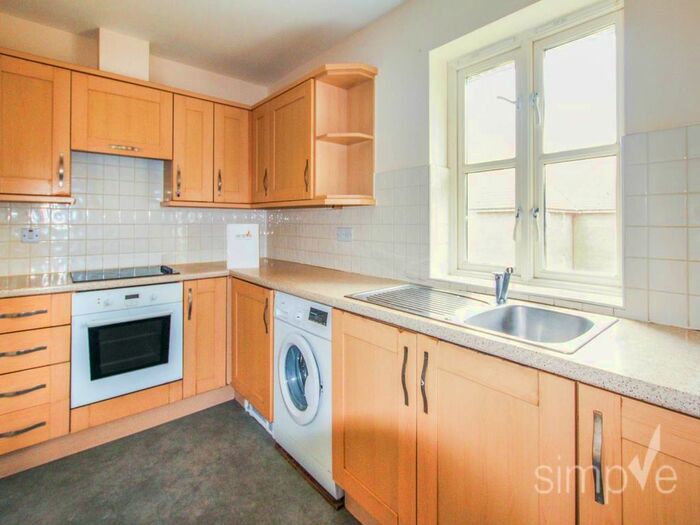 2 Bedroom Flat To Rent In Reid Close, Hayes, Middlesex, UB3