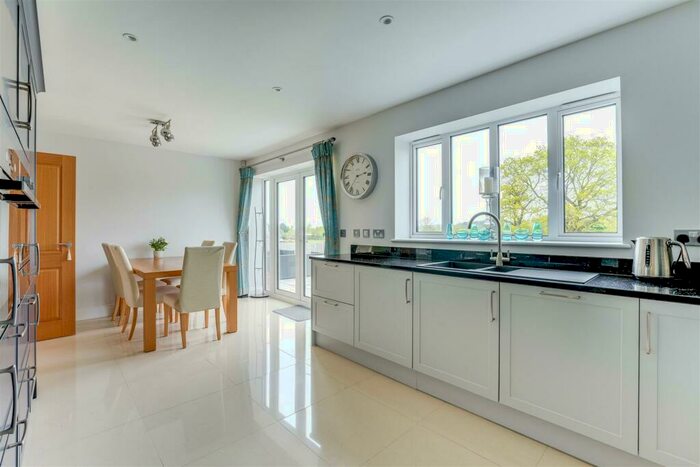 4 Bedroom Detached House For Sale In Oak Tree Close, Nazeing, EN9