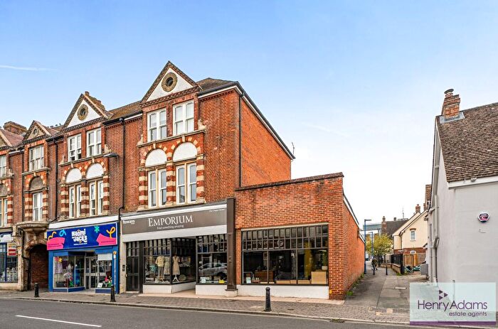 2 Bedroom Flat For Sale In Chapel Street, Petersfield, GU32
