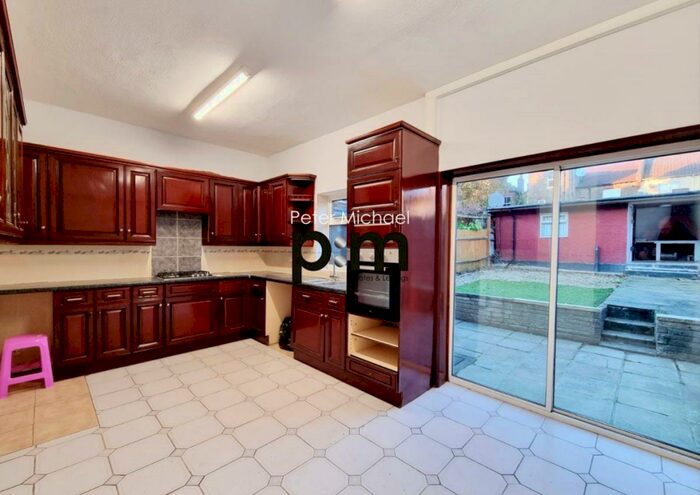 4 Bedroom Terraced House To Rent In Melbourne Avenue, Bowes Park, N13