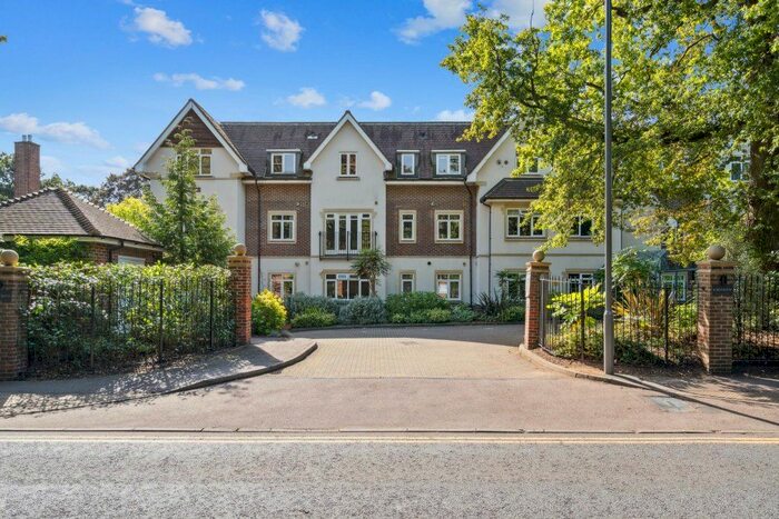 2 Bedroom Flat To Rent In - Station Road, Beaconsfield, HP9