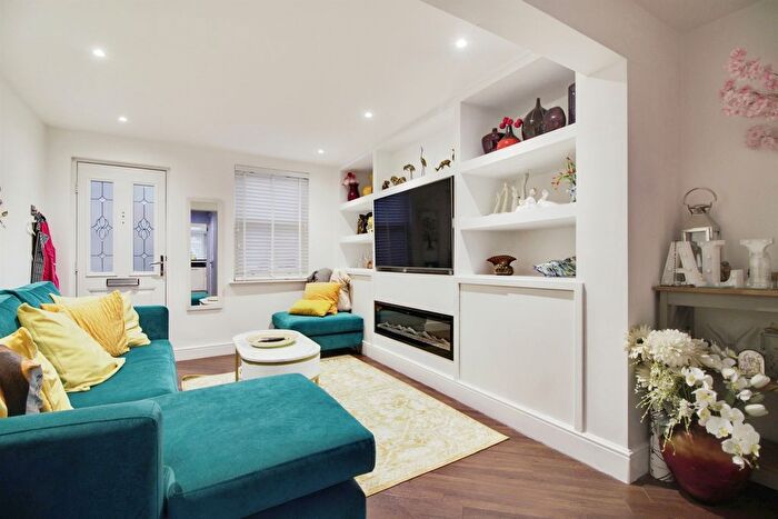 2 Bedroom Terraced House For Sale In North Road, Hoddesdon, EN11