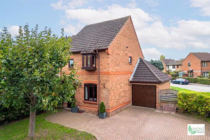 3 Bedroom End Of Terrace House For Sale In Guernsey Close, Guildford, GU4