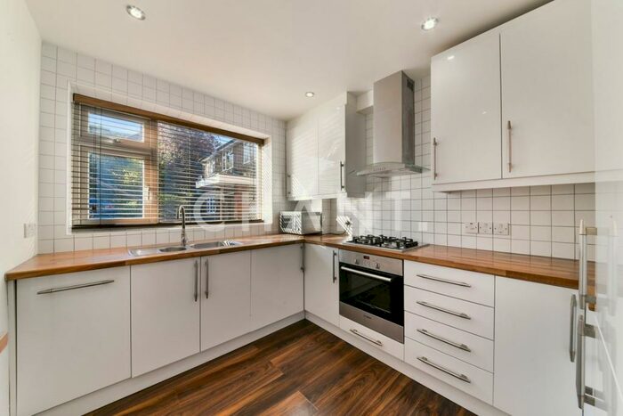 2 Bedroom Apartment To Rent In Torrington Park, London, N12