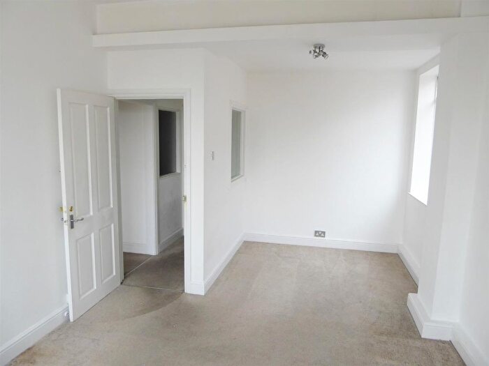 3 Bedroom Flat To Rent In Gracefield Gardens, Streatham, SW16