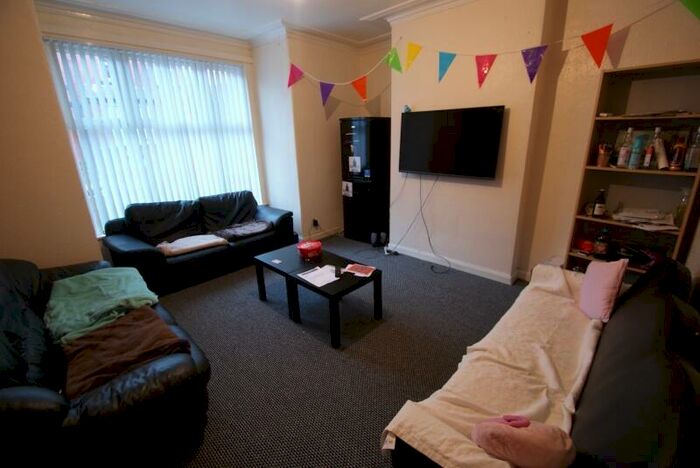 7 Bedroom Semi-Detached House To Rent In Chestnut Avenue, Hyde Park, Leeds, LS6