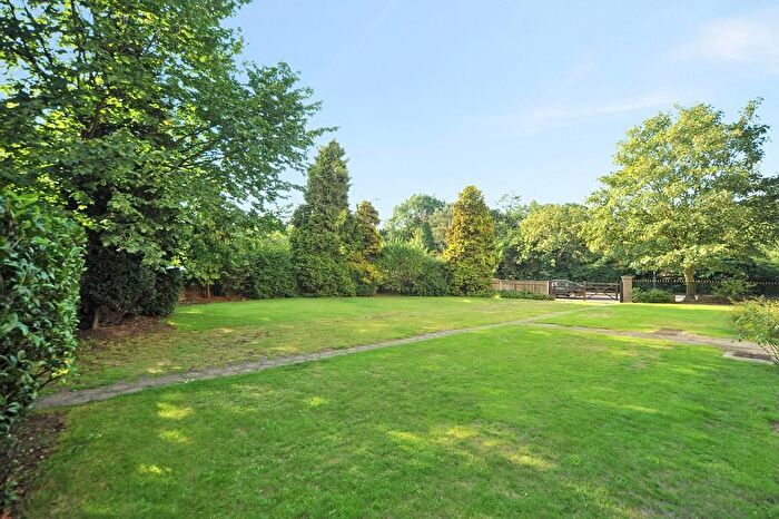 3 Bedroom Flat To Rent In Queen's Ride, Barnes, SW13